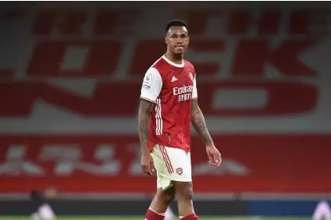 تقارير: أرسنال في مفاوضات متقدمة لتمديد عقد مدافعه